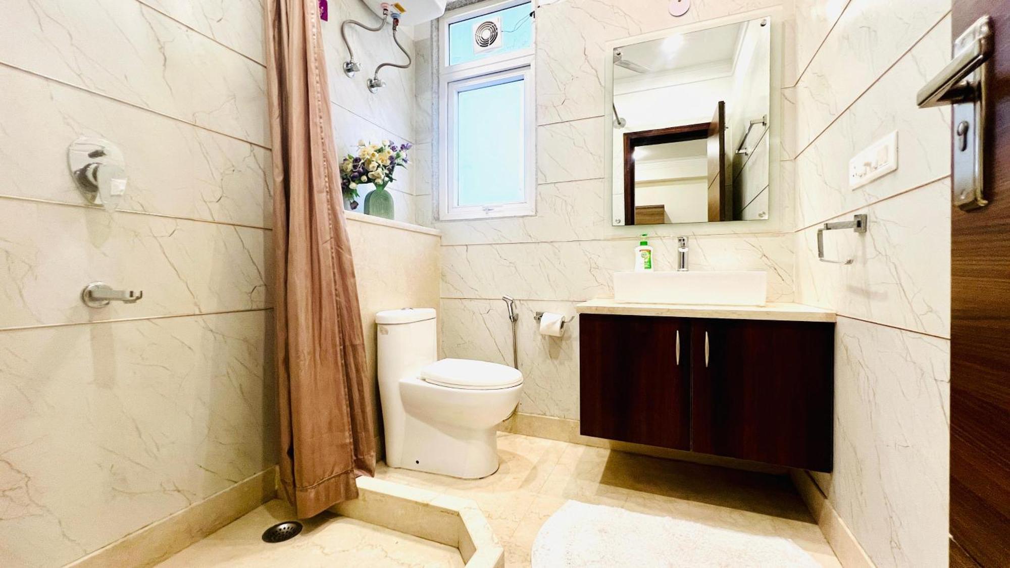 Bluo Studio4 Golf Course Road - Gym, Balcony, Lift Γκουργκάον Εξωτερικό φωτογραφία